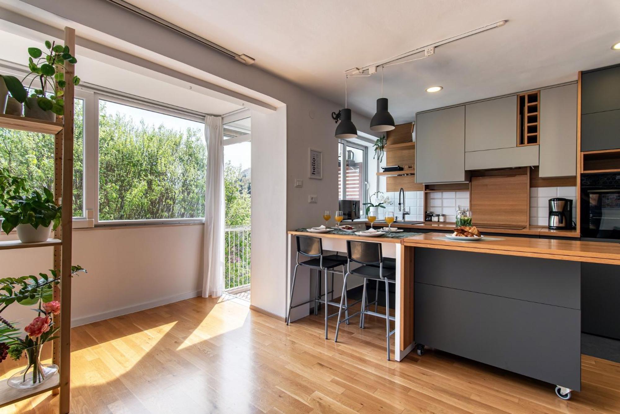 The Base - Bright 2br, Near Old Town, Walk To *