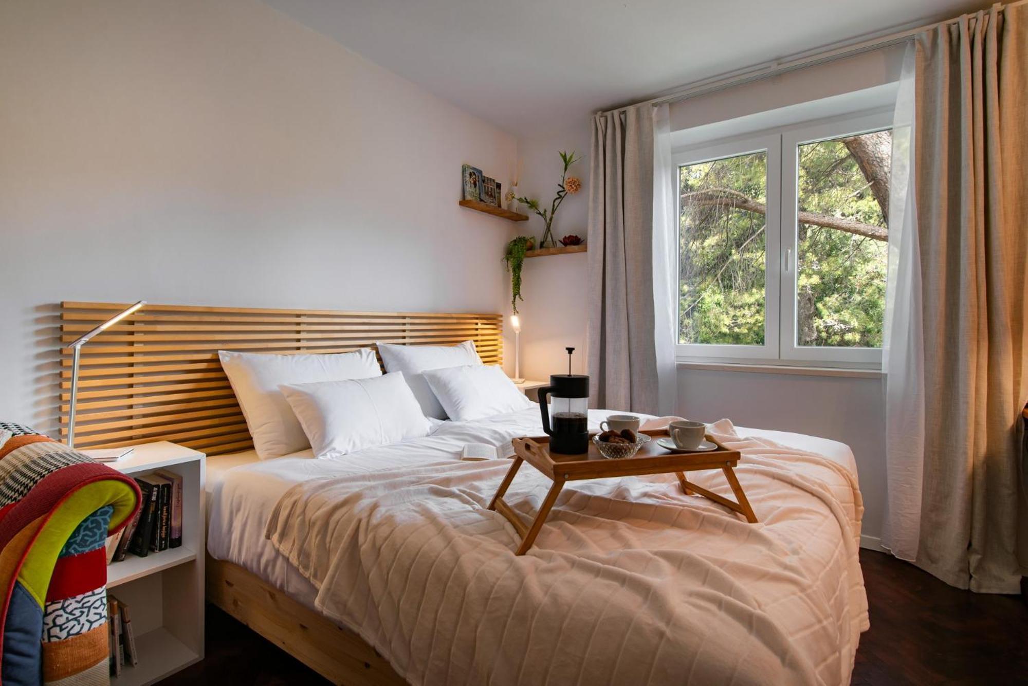 The Base - Bright 2br, Near Old Town, Walk To Apartment *