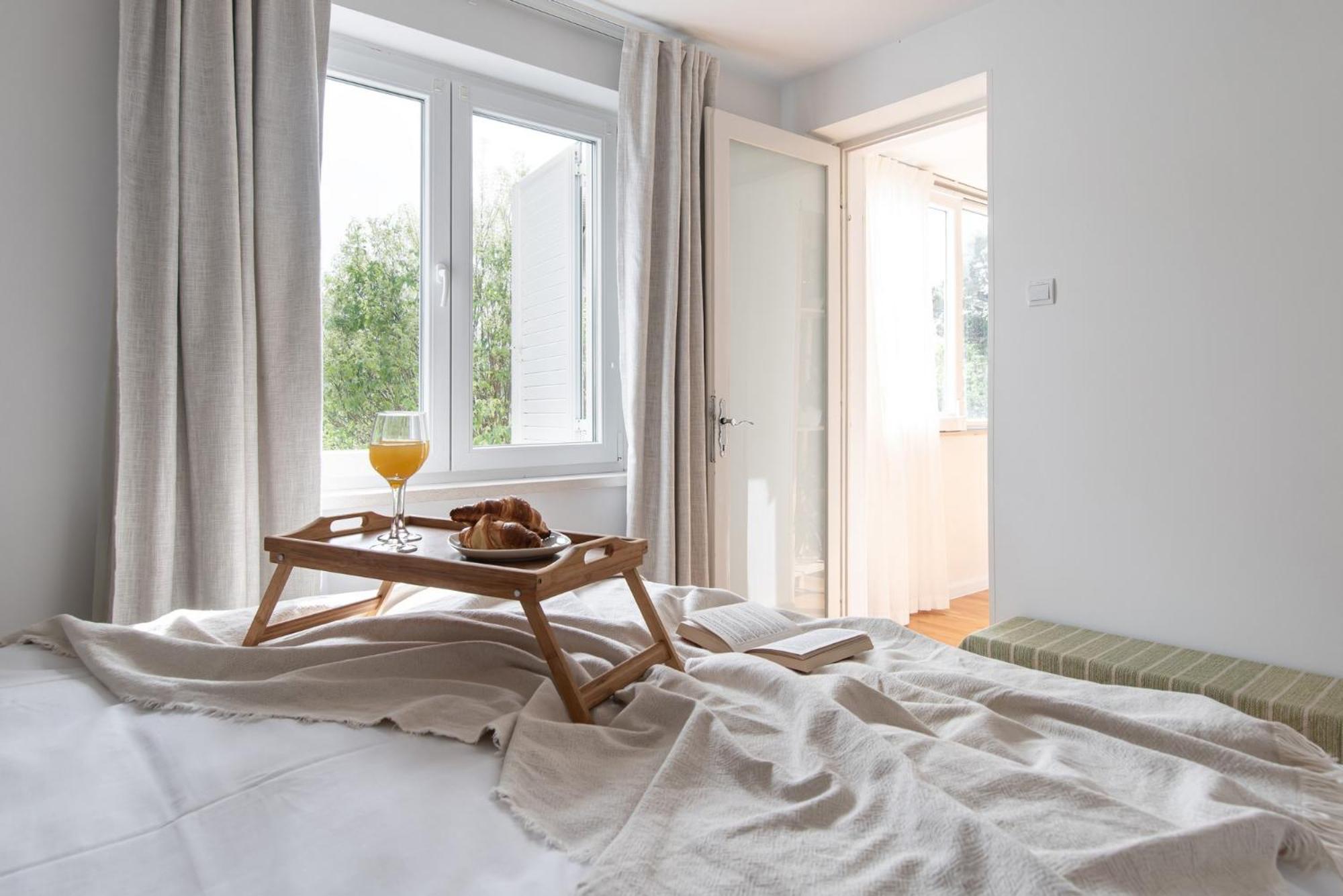 The Base - Bright 2br, Near Old Town, Walk To *